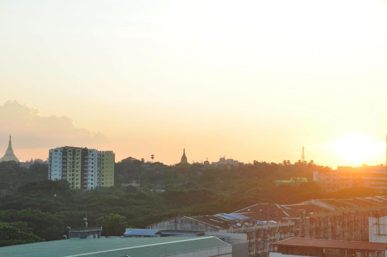 Royal Landmark Hotel Yangon Exterior photo